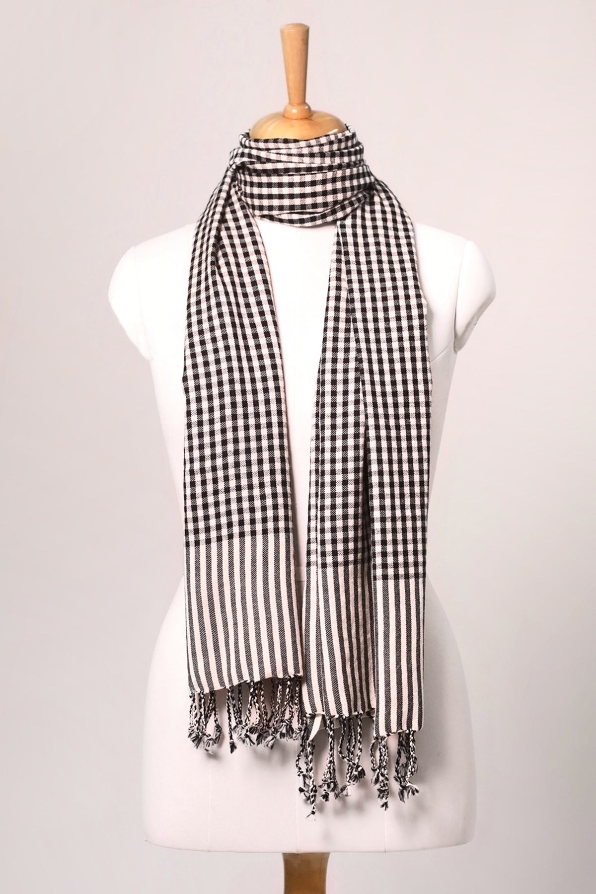 Classic Gingham Woven Wool Scarf with Tassels - Black White | SVEŽElife