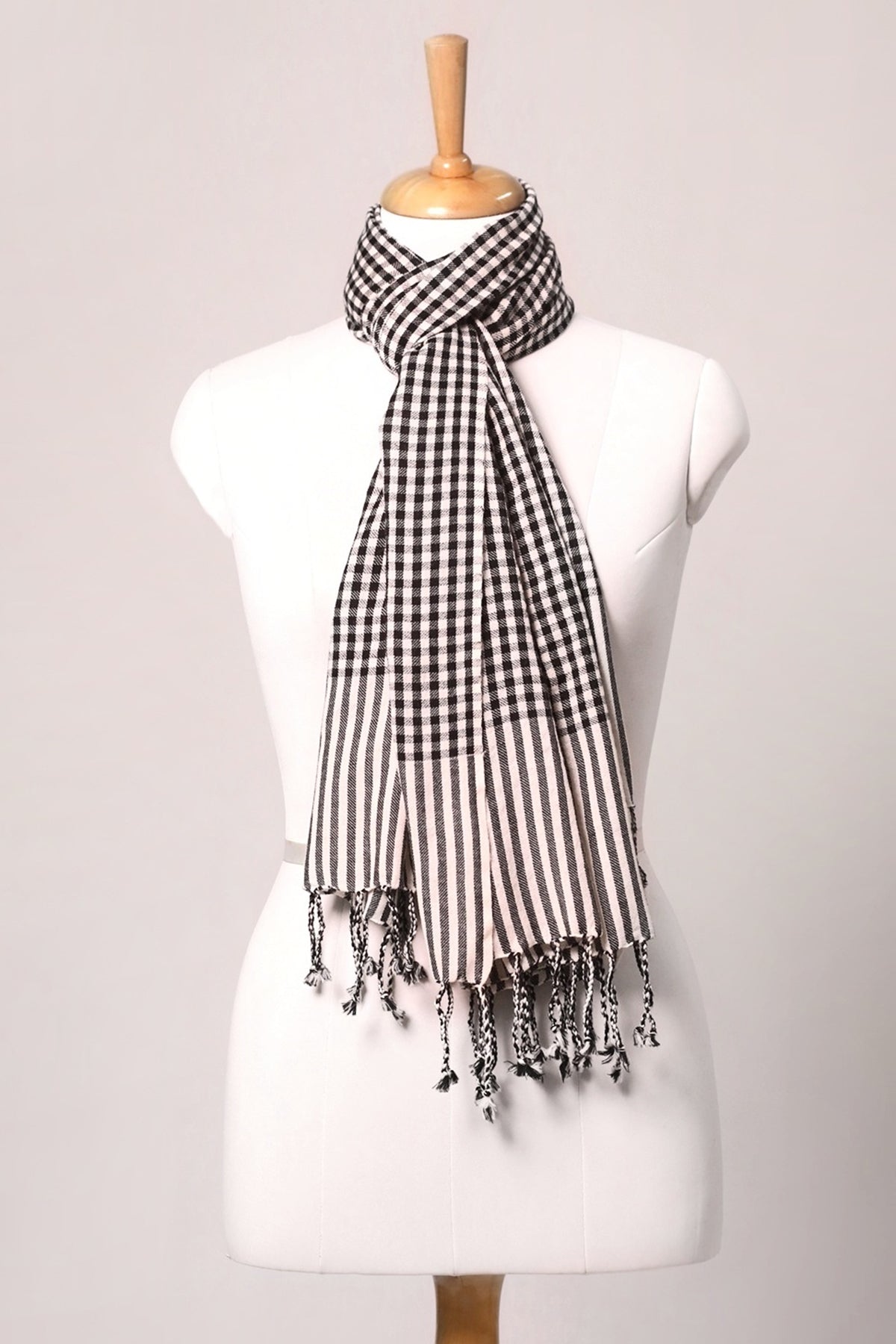 Classic Gingham Woven Wool Scarf with Tassels - Black White | SVEŽElife