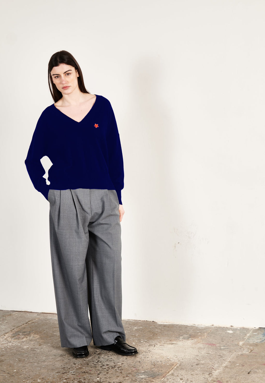 Pull col V femme en cachemire bleu marine - HANA 1